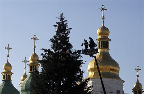 Zdobení vánoního stromu ped chrámem svaté ofie v Kyjev.