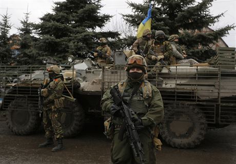 Ukrajintí vojáci nedaleko msta Dbalcevo v Doncké oblasti.