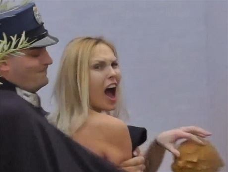 lenka skupiny aktivistek Femen se pímo ve Vatikánu pokusila ukrást soku...