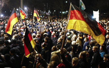 Demonstrace v Drážďanech proti imigraci a islámu.
