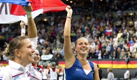 POHÁROVÝ TRIUMF. eské tenistky znovu vybojovaly Fed Cup. Tým vedený kapitánem...