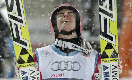 Rakouský skokan na lyžích Stefan Kraft slaví triumf v úvodním závodě Turné.