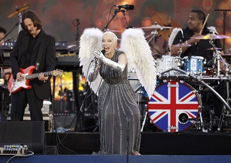 Zpvaka Annie Lennoxová stále zpívá s vání.