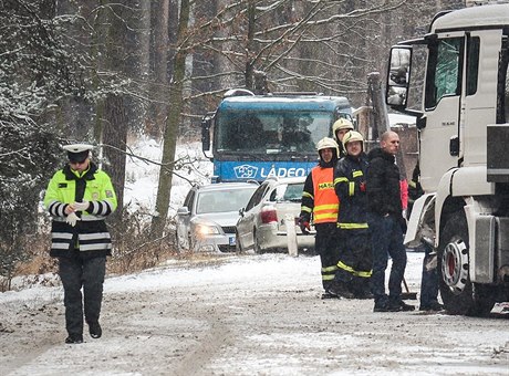 Silnice I/38 je kvli vyetování stále pro dopravu uzavena.