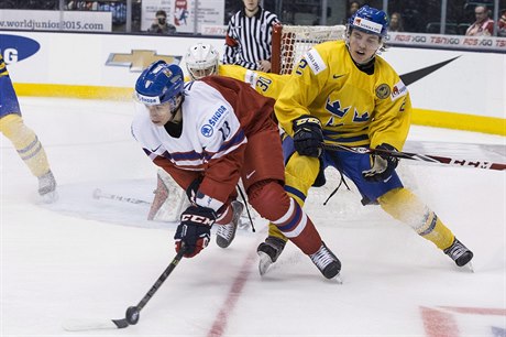 Jakub Vrána a Sebastian Aho ped védskou bránou.