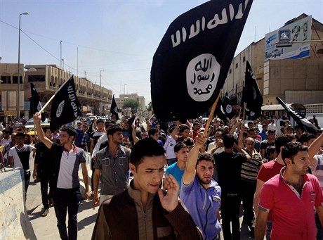 Demonstranti v Mosulu provolávají pro-islamistická hesla. Fotografie pochází z...