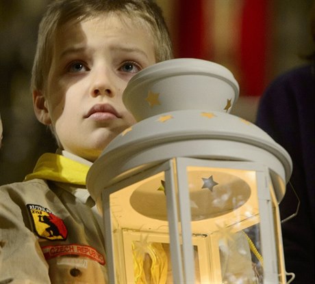 Skaut nese v lucern betlémské svtlo (19. prosince v katedrále sv. Víta na...