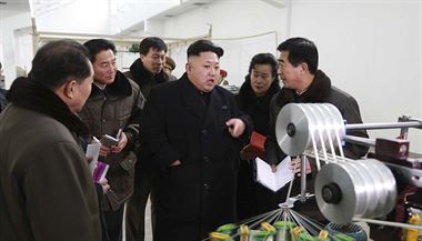 Kim ong-un udl rady bhem inspekce textiln tovrny v Pchjongjangu.
