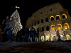Vánoní stromek v ím stojí vedle Kolosea.