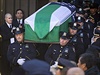 Policisté nesou rakev s ostatky jejich kolegy Rafaela Ramose