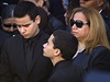 Justin, Jaden Ramosovi a jejich matka Maritz  na pohbu Rafaela Ramose, otce...
