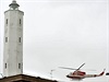 Hasiský vrtulník letí nad pístavním mstem Ravenna.