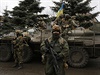 Ukrajintí vojáci hlídkují ve vesnici poblí msta Donck