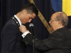 Cristiano Ronaldo dostává pamtní medaili od mluvího madeirského parlamentu.
