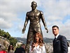 Cristiano Ronaldo s kontroverzní sochou jeho podobizny.