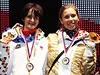 Olympijské vítzky Martina Sáblíková (vlevo) a Eva Samková ukázaly své zlaté...