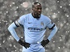Yaya Touré z Manchesteru City ve snhové vánici (foto archiv).