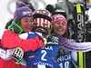 Vítězka Mikaela Shiffrin (uprostřed) se objímá s dalšími medailistkami, Šárkou...