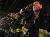 Newyortí hasii salutují sanitce peváející mrtvá tla policist