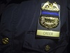 Policisté mli kolem svých odznak omotanou smutení ernou pásku
