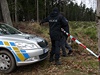 Policie ohledává místo nálezu mrtvé ženy v Mníšku