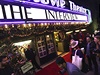 Divci ped kinem, kde se uskutenila premira filmu The Interview