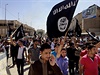 Demonstranti v Mosulu provolávají pro-islamistická hesla. Fotografie pochází z...