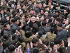 Vdce a jeho lid. Kim ong-un obklopený davem Severokorejc.