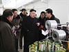 Kim ong-un udílí rady bhem inspekce textilní továrny v Pchjongjangu.