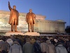 Obyvatelé Pchjongjangu se klaní bronzovým sochám Kim Ir-sena a Kim ong-ila.
