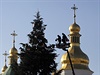 Zdoben vnonho stromu ped chrmem svat ofie v Kyjev.