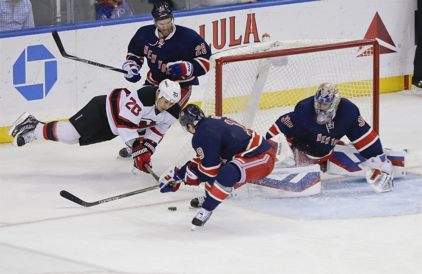 Henrik Lundqvist, branká� New York Rangers, st�e�í branku.