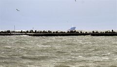 P�í� 86 metrové turecké lodi Gokbel se dr�í nad vodou po srá�ce s 97 metr�...