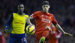 Obránce Liverpoolu Martin krtel v zápase s Arsenalem.