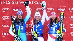 Vítzka Mikaela Shiffrinová (uprosted), druhá árka Strachová (vlevo) a Wendy...