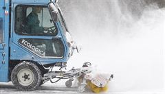 Odklízení sn�hu na Nám�stí Míru.