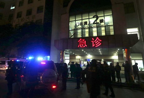 Záchranái a policisté stojí ped nemocnicí v anghaji, kam byli odváeni...