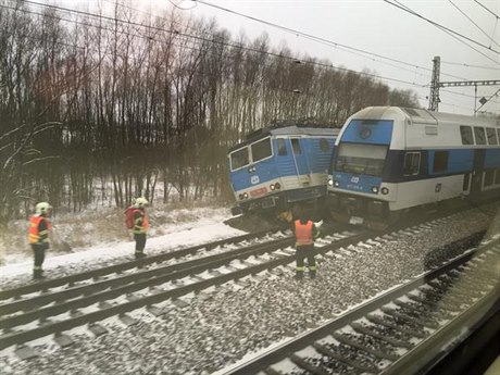 V Poíanech na Kolínsku se v úterý odpoledne bon srazil rychlík a osobní vlak