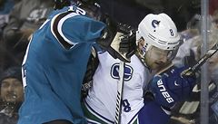 ��ralok� Patrick Marleau (12) natla�il Chrise Taneva (8) z Vancouveru k...