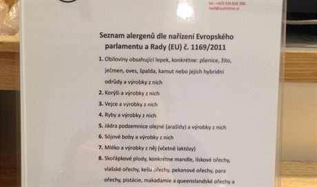 Seznam alergen vystaven u pokladny v bistru Sushi time