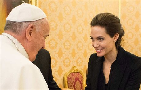 Angelina Jolie se sela s papeem a pedstavila nov film