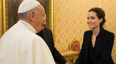 Angelina Jolie se sela s papeem