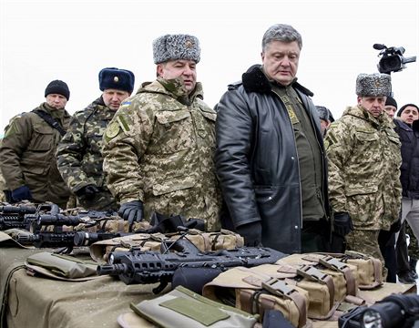 Prezident Petro Poroenko zkoumá výstroj ukrajinské armády