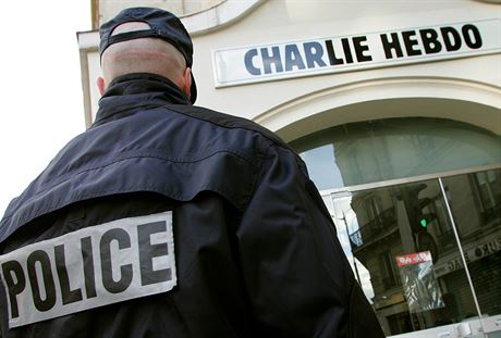 Francouzská policie ped redakcí týdeníku, kde maskovaní útoníci zastelili...
