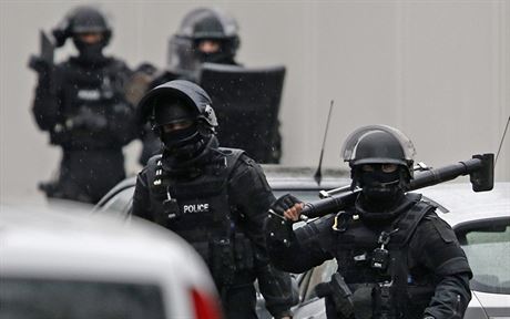 Police obklila dva mue hledan za tok na Charlie Hebdo.