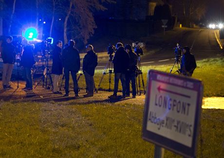 Ptrn francouzsk policie po dvou teroristech se nyn pesunulo do Longpontu,...
