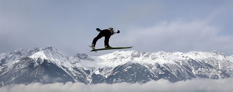 Roman Koudelka letí nad Innsbruckem.