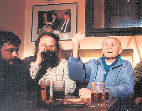 Spisovatel Bohumil Hrabal sed s dalmi lidmi v hospod u piva pi naten...