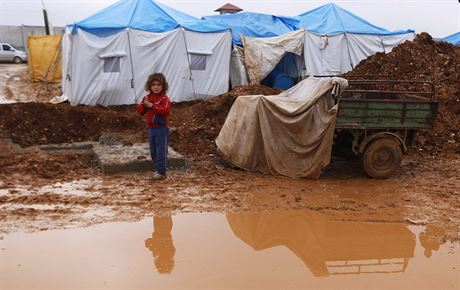 Syrtí uprchlíci v táboe poblí syrsko-tureckých hranic.