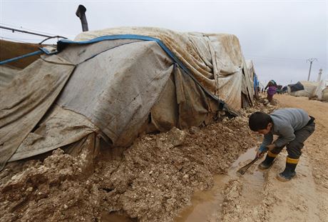 Syrt uprchlci v tboe pobl syrsko-tureckch hranic.